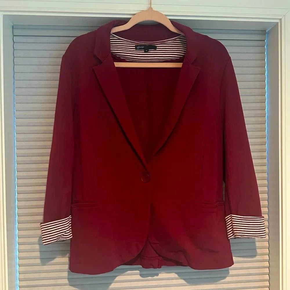 Gibson maroon relaxed, knit, one button blazer
